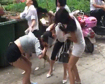一群打架抓头发的女人们，当时的场面非常混乱