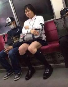 地铁上偶遇穿长腿袜的男人